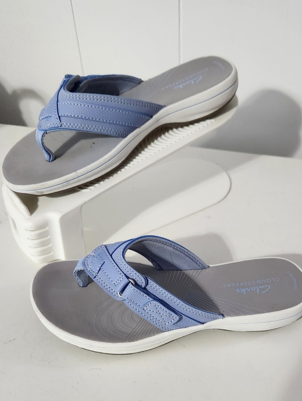 Clarks CLOUDSTEPPERS Light Blue Thong Sandals with Cushioned Footbed Size 7 - Picture 2 of 6